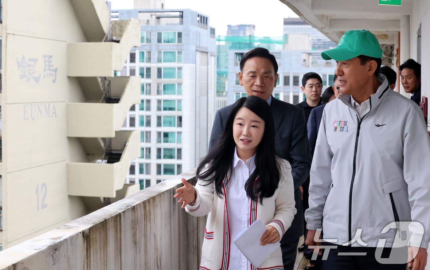 오세훈 서울시장이 13일 오전 재건축 정비계획 변경안이 통과된 서울 강남구 대치동 은마아파트를 찾아 현장을 둘러보고 있다. &#40;공동취재&#41; 2025.10.13/뉴스1 ⓒ News1 오대일 기자