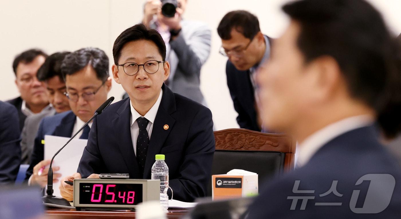 배경훈 부총리 겸 과학기술정보통신부 장관이 13일 세종시 정부세종청사에서 열린 국회 과학기술정보방송통신위원회의 과학기술정보통신부에 대한 국정감사를 진행하며 위원들의 질의에 답변하고 있다. 2025.10.13/뉴스1 ⓒ News1 김기남 기자