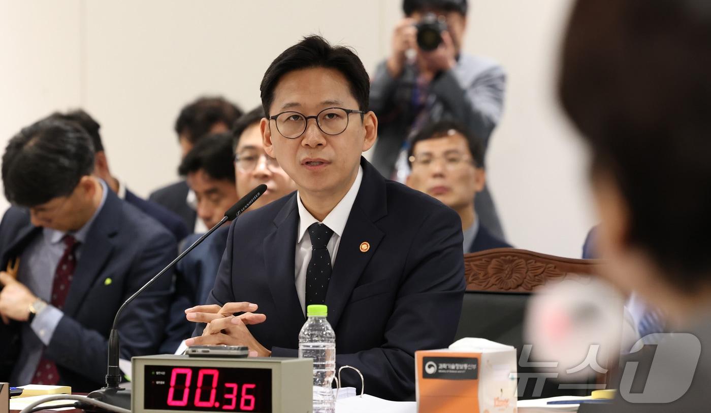 배경훈 부총리 겸 과학기술정보통신부 장관이 13일 세종시 정부세종청사에서 열린 국회 과학기술정보방송통신위원회의 과학기술정보통신부에 대한 국정감사를 진행하며 위원들의 질의에 답변하고 있다. 2025.10.13/뉴스1 ⓒ News1 김기남 기자