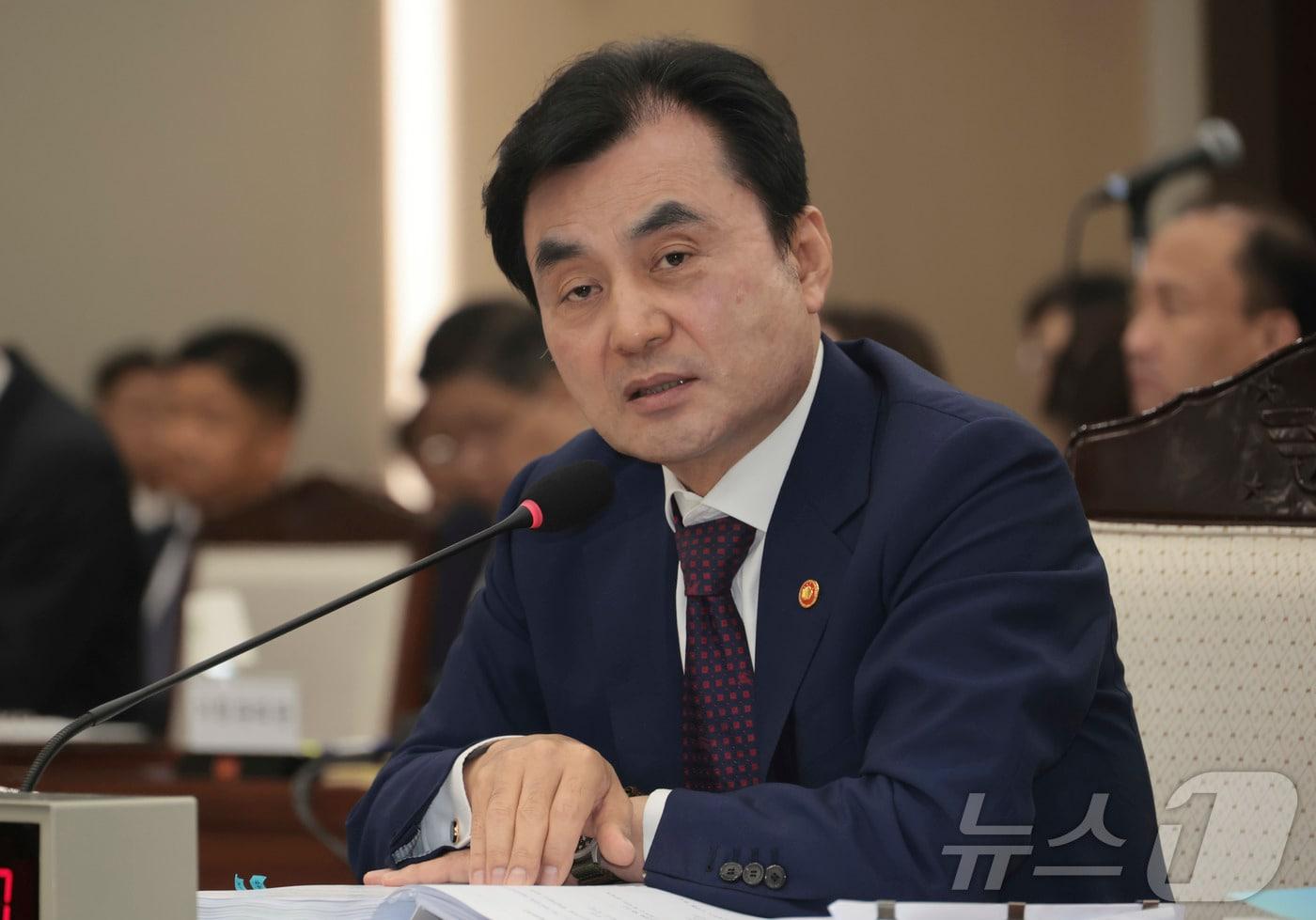 2025 국정감사 첫날인 13일 서울 용산구 국방부 청사에서 열린 국방위원회의 국방부 등에 대한 국정감사에서 안규백 국방부 장관이 의원들의 질의에 답하고 있다. 2025.10.13/뉴스1 ⓒ News1 국회사진기자단