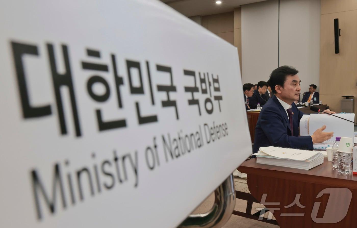 2025 국정감사 첫날인 13일 서울 용산구 국방부 청사에서 열린 국방위원회의 국방부 등에 대한 국정감사에서 안규백 국방부 장관이 의원들의 질의에 답하고 있다. 2025.10.13/뉴스1 ⓒ News1 국회사진기자단