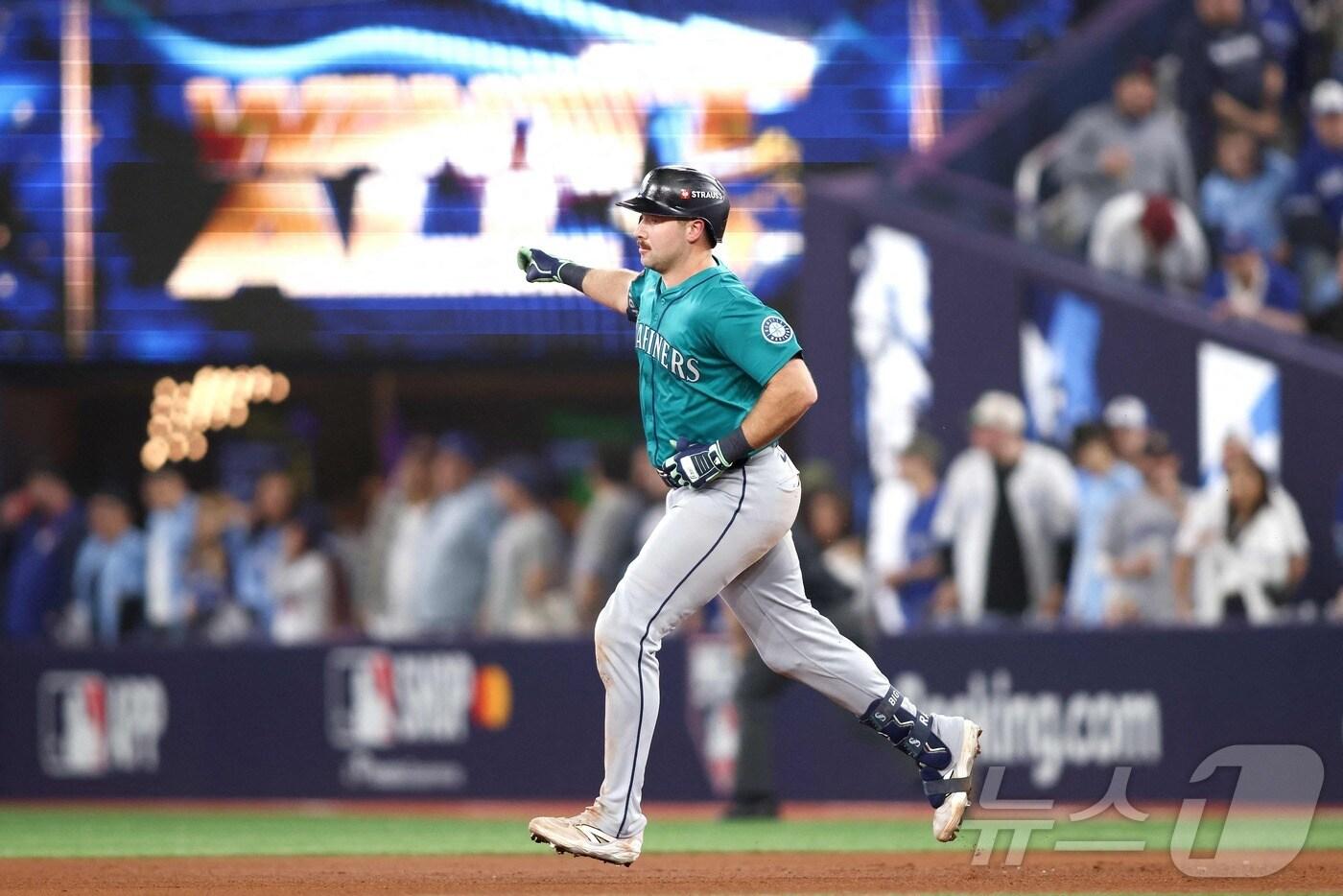 MLB 시애틀 롤리가 13일&#40;한국시간&#41; 열린 토론토와 아메리칸리그 챔피언십시리즈 1차전에서 동점 솔로포를 친 후 베이스를 돌고 있다.ⓒ AFP=뉴스1