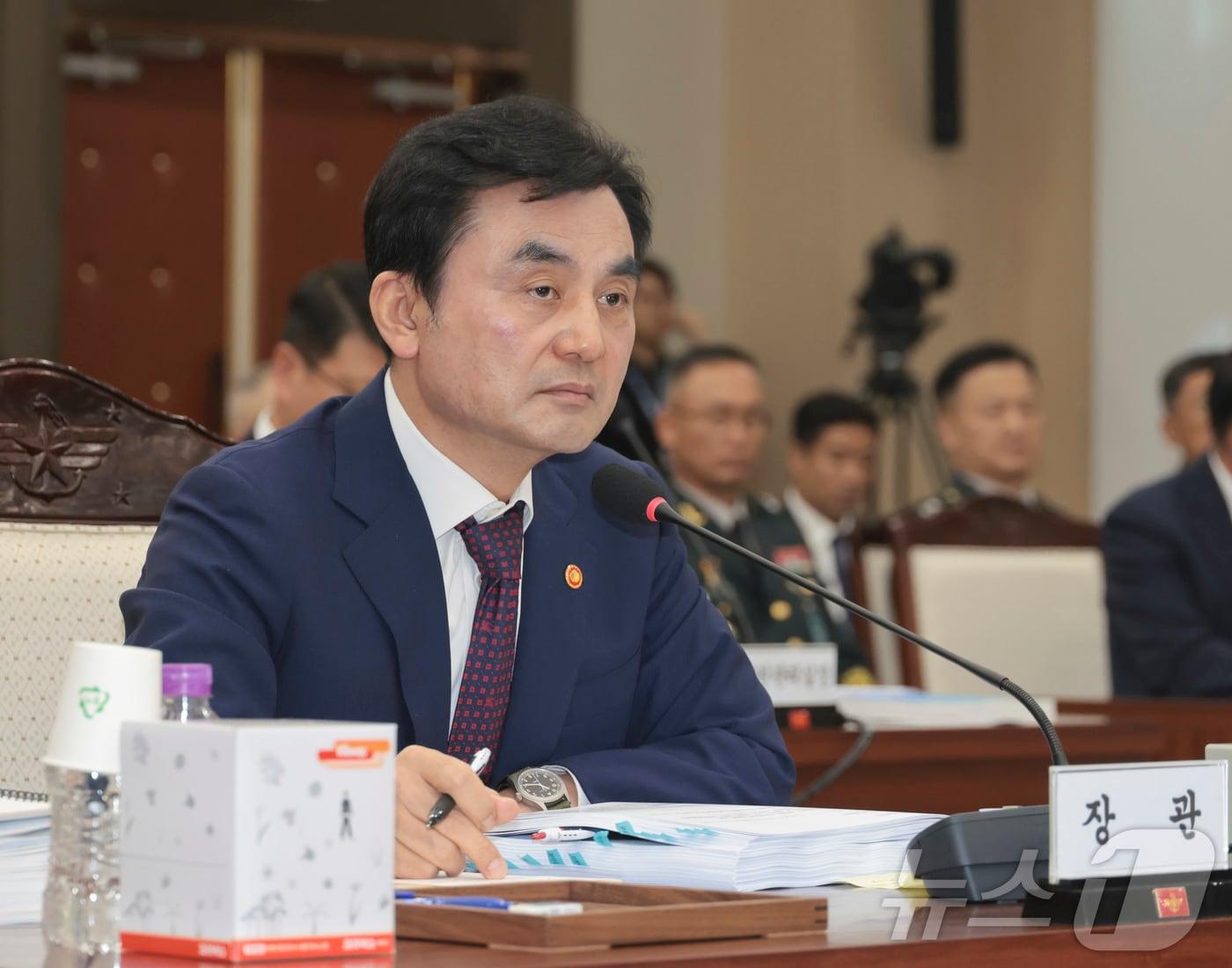 본문 이미지 - 2025 국정감사 첫날인 13일 서울 용산구 국방부 청사에서 열린 국방위원회의 국방부 등에 대한 국정감사에서 안규백 국방부 장관이 의원들의 질의에 답하고 있다. 2025.10.13/뉴스1 ⓒ News1 국회사진기자단