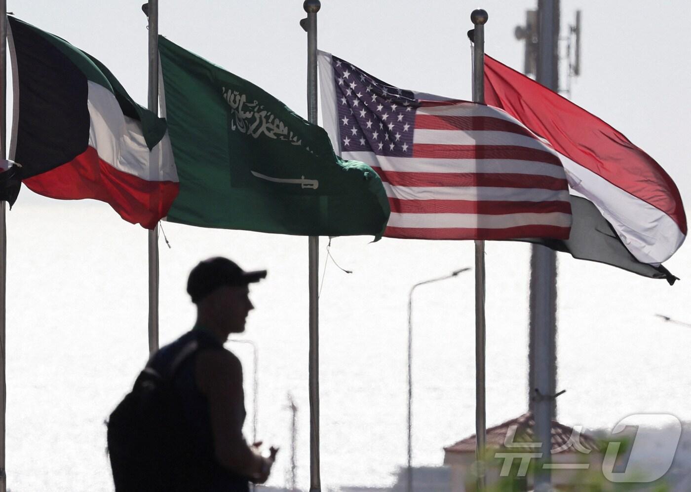 가자지구 평화 회의가 열리는 이집트 샤름 엘셰이크에서 12일(현지시간) 쿠웨이트와 이집트, 사우디아라비아, 미국 국기가 휘날리고 있다. 2025.10.12. ⓒ 로이터=뉴스1 ⓒ News1 윤다정 기자