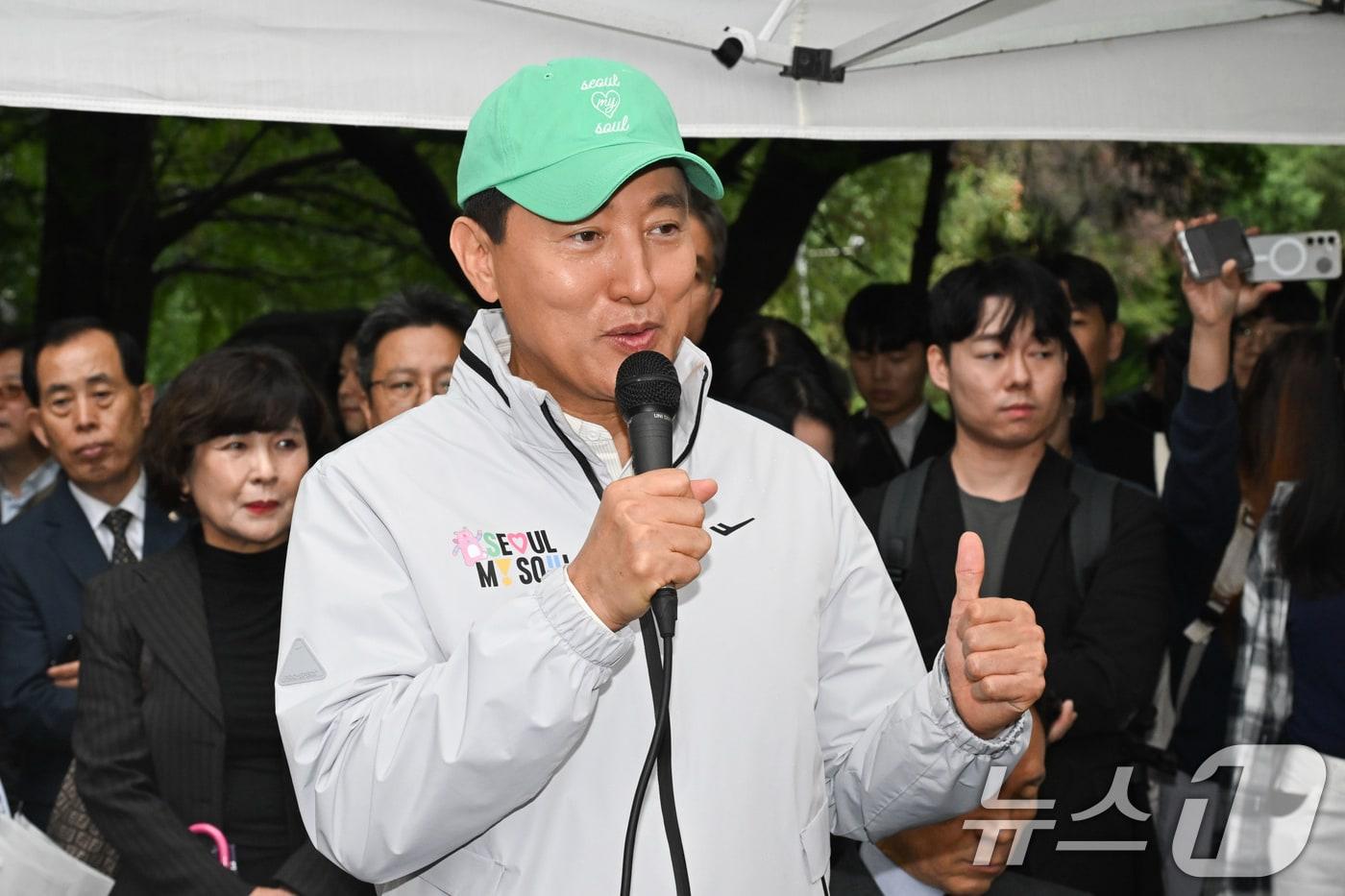 오세훈 서울시장이 13일 오전 재건축 정비계획 변경안이 통과된 서울 강남구 대치동 은마아파트를 찾아 주민 간담회를 하고 있다. &#40;공동취재&#41; 2025.10.13/뉴스1 ⓒ News1 오대일 기자