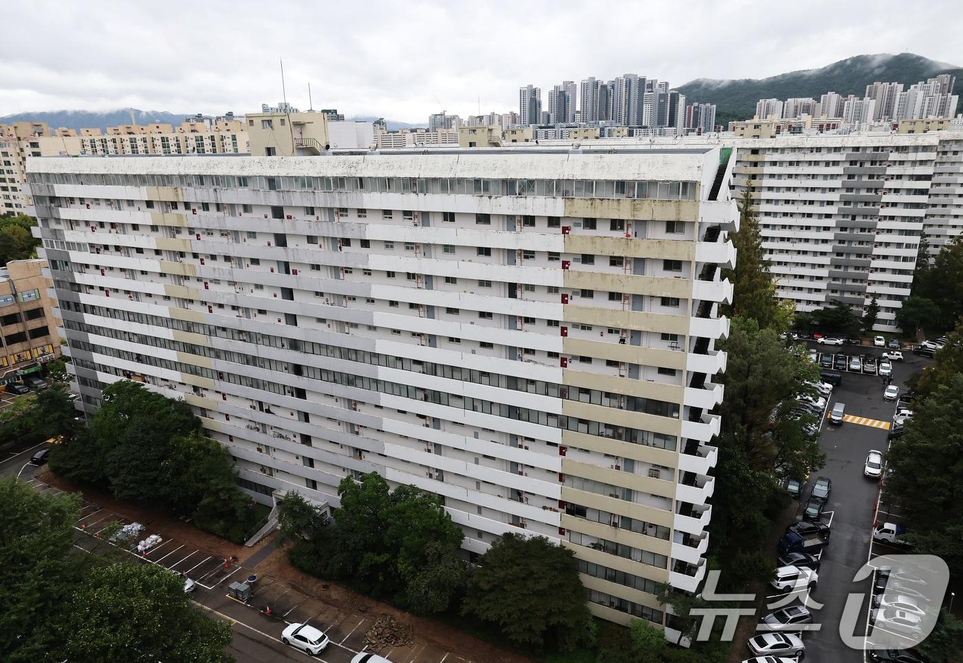 본문 이미지 - 서울 강남의 대표 재건축 단지인 은마아파트가 최고 49층, 5893가구 규모의 대단지로 새롭게 태어난다. 서울시는 정비사업 인허가 절차를 대폭 간소화한 '신속통합기획' 2.0'을 은마아파트에 처음으로 적용해 사업 기간을 크게 단축할 계획이다. 사진은 13일 서울 강남구 대치동 은마아파트 모습. 2025.10.13 ⓒ 뉴스1 오대일 기자
