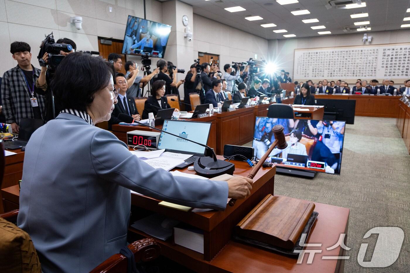 추미애 국회 법제사법위원장이 13일 서울 여의도 국회에서 열린 법제사법위원회의 대법원 등에 대한 국정감사에서 감사개시를 선언하고 있다. 2025.10.13/뉴스1 ⓒ News1 유승관 기자