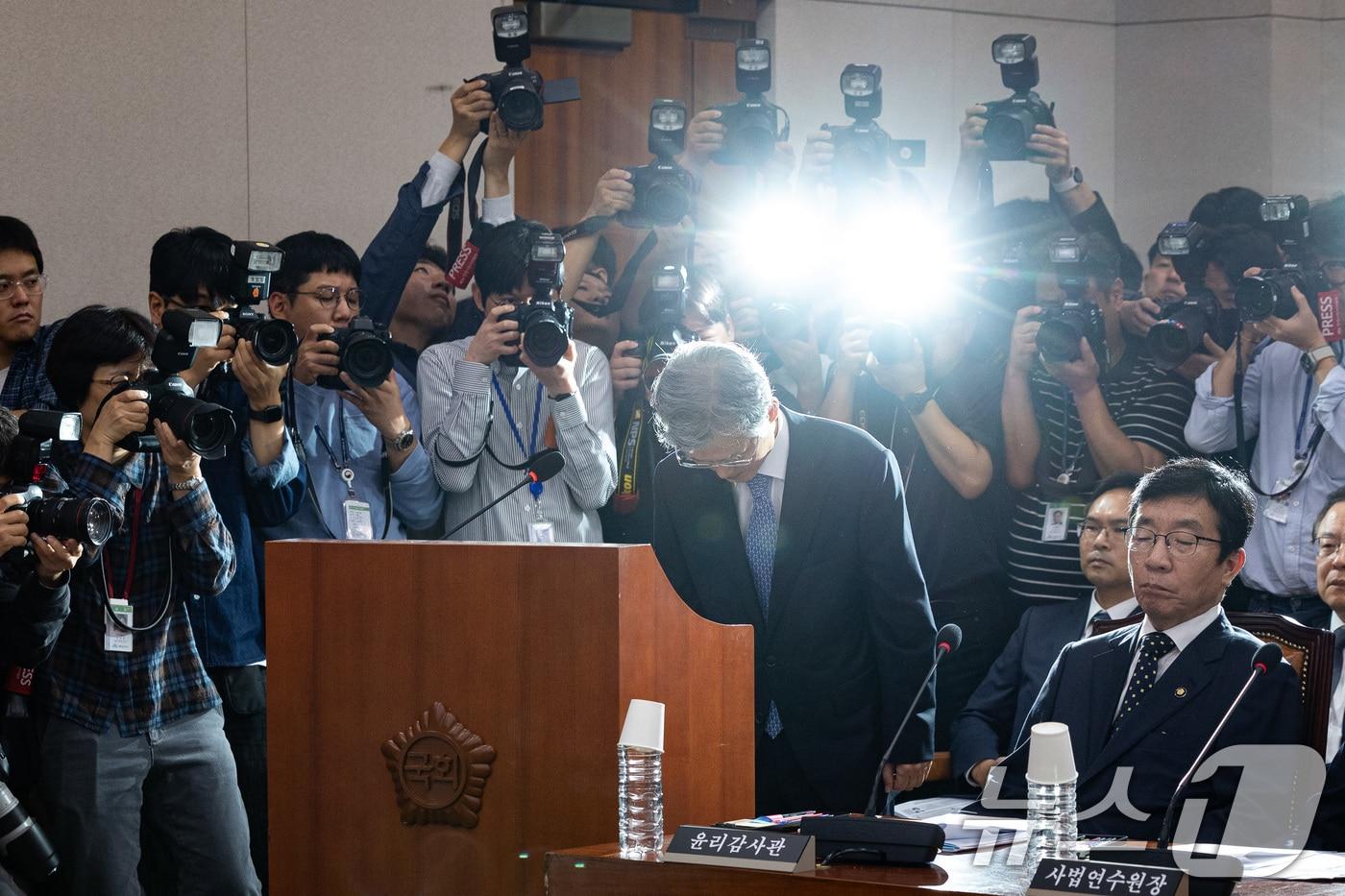 조희대 대법원장이 지난 13일 서울 여의도 국회에서 열린 법제사법위원회의 대법원 등에 대한 국정감사에 출석해 인사말을 마친 후 고개 숙여 인사하고 있다. 2025.10.13/뉴스1 ⓒ News1 유승관 기자