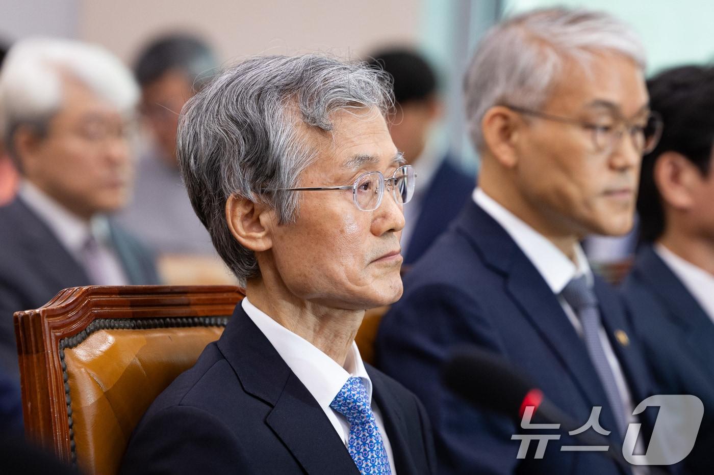 본문 이미지 - 조희대 대법원장이 서울 여의도 국회에서 열린 법제사법위원회의 대법원 등에 대한 국정감사에 출석해 자리하고 있다. 2025.10.13 ⓒ 뉴스1 유승관 기자