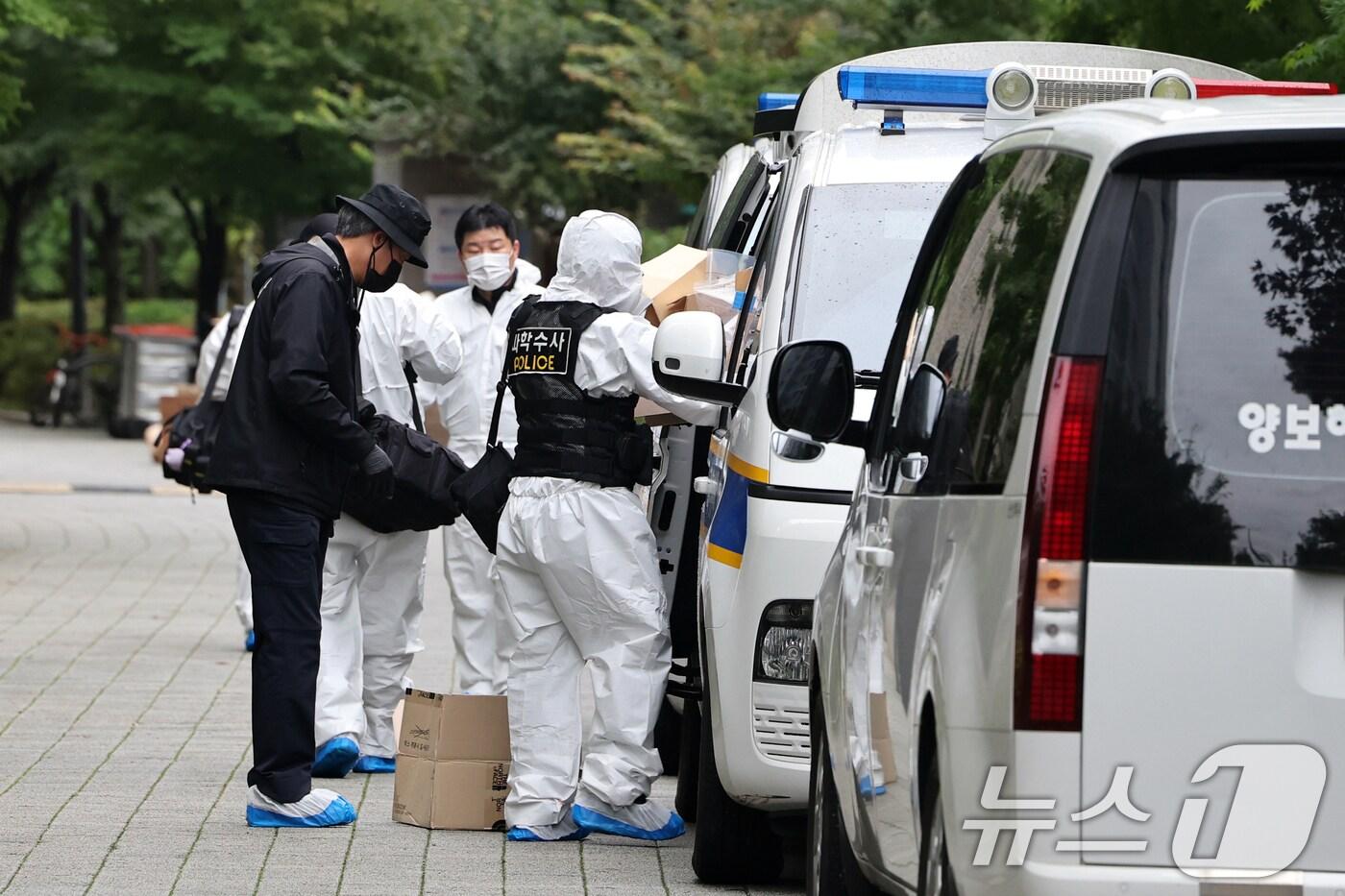 13일 오전 경기 의정부시 민락동 한 아파트 엘리베이터에서 30대 남성 A 씨가 일가족에게 흉기를 휘둘렀다. 공격당한 부부는 인근 병원으로 옮겨졌고, 부부의 초등학생 딸도 찰과상을 입었다. 모두 생명엔 지장이 없는 상태다. 범행 이후 A 씨는 자택에서 숨진 채 발견됐다. 사진은 이날 사건현장에서 조사를 마치고 아파트를 나서는 경찰과학수사 대원들. 2025.10.13/뉴스1 ⓒ News1 황기선 기자