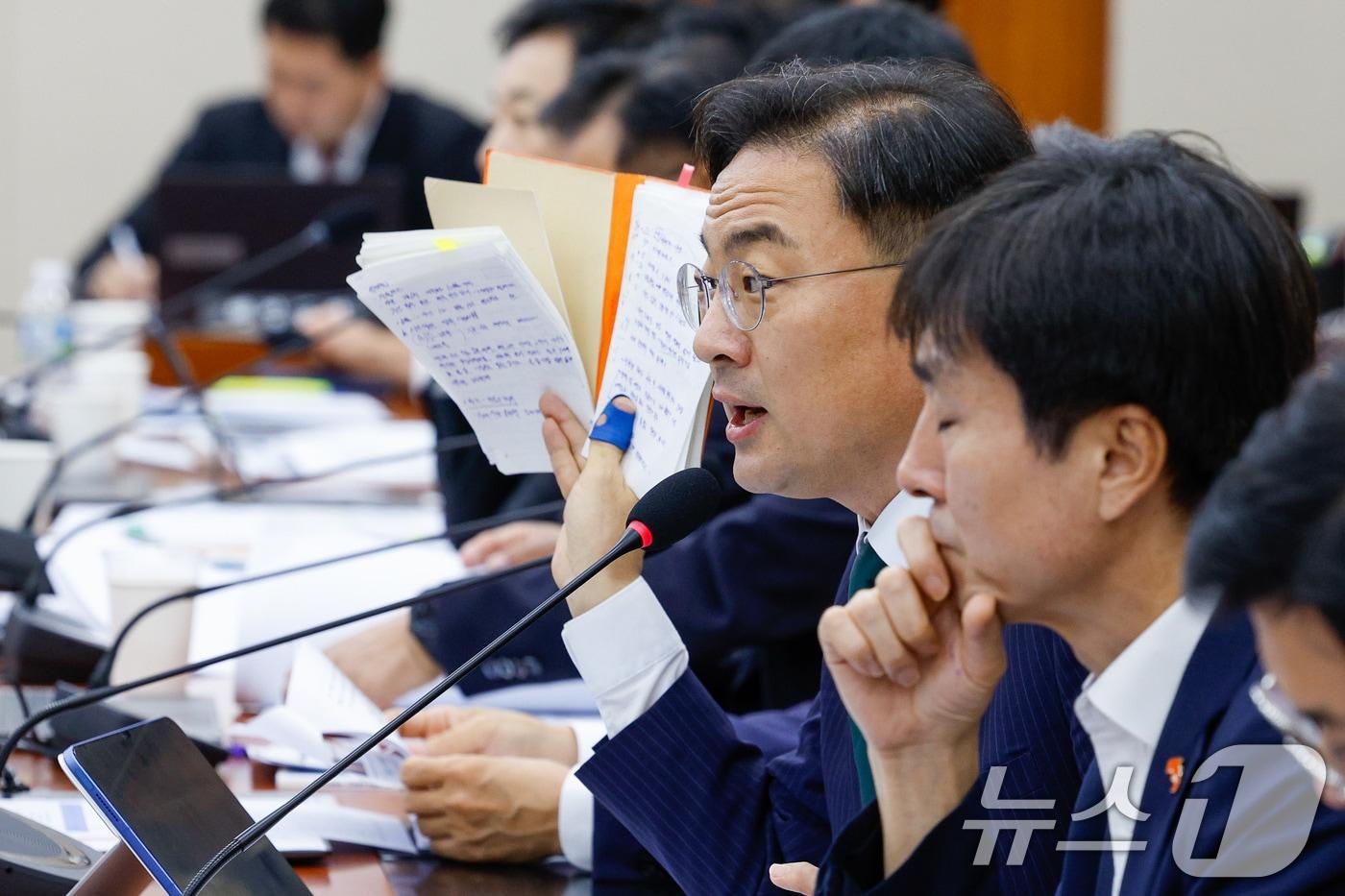 신장식 조국혁신당 의원이 13일 서울 여의도 국회에서 열린 정무위원회 국정감사에서 한화오션 노조 활동 부당개입 의혹 관련 질의하고 있다. 2025.10.13/뉴스1 ⓒ News1 안은나 기자