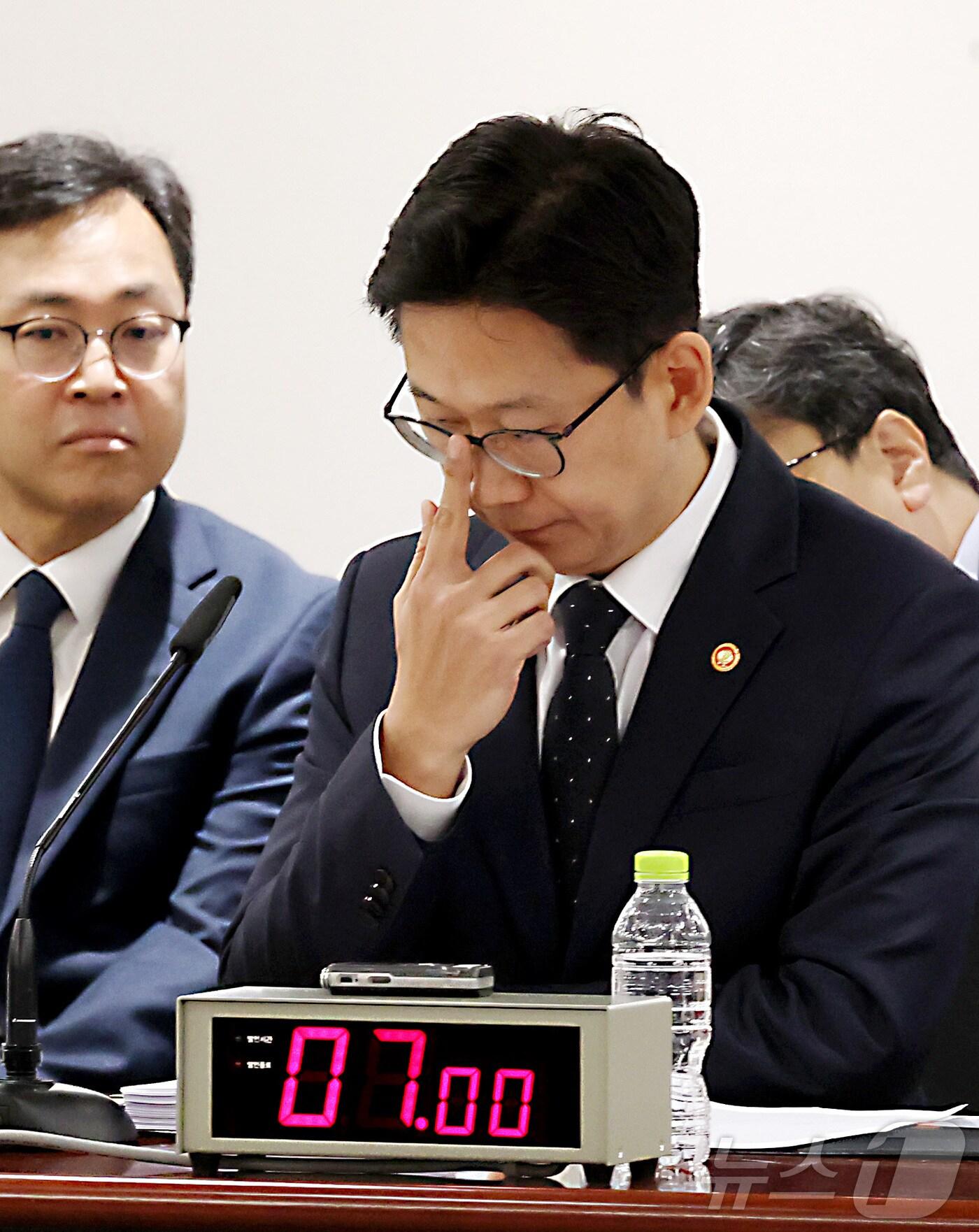 본문 이미지 - 배경훈 부총리 겸 과학기술정보통신부 장관이 13일 세종시 정부세종청사에서 열린 국회 과학기술정보방송통신위원회의 과학기술정보통신부에 대한 국정감사를 진행하며 위원들의 질의를 들으며 안경을 만지고 있다. 2025.10.13/뉴스1 ⓒ News1 김기남 기자