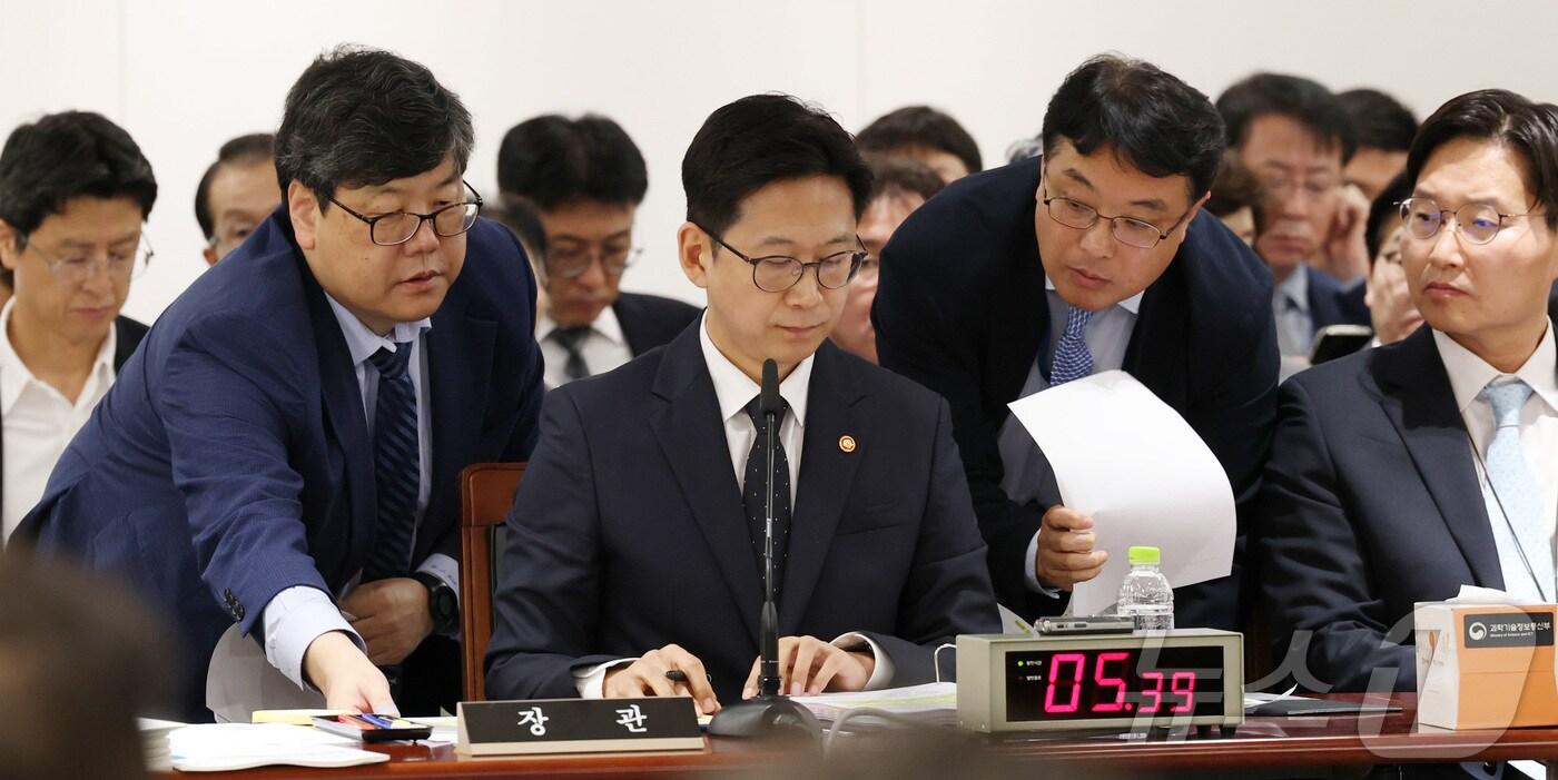 배경훈 부총리 겸 과학기술정보통신부 장관이 13일 세종시 정부세종청사에서 열린 국회 과학기술정보방송통신위원회의 과학기술정보통신부에 대한 국정감사를 진행하며 위원들의 질의를 들으며 직원들로부터 자료를 받고 있다. 2025.10.13/뉴스1 ⓒ News1 김기남 기자