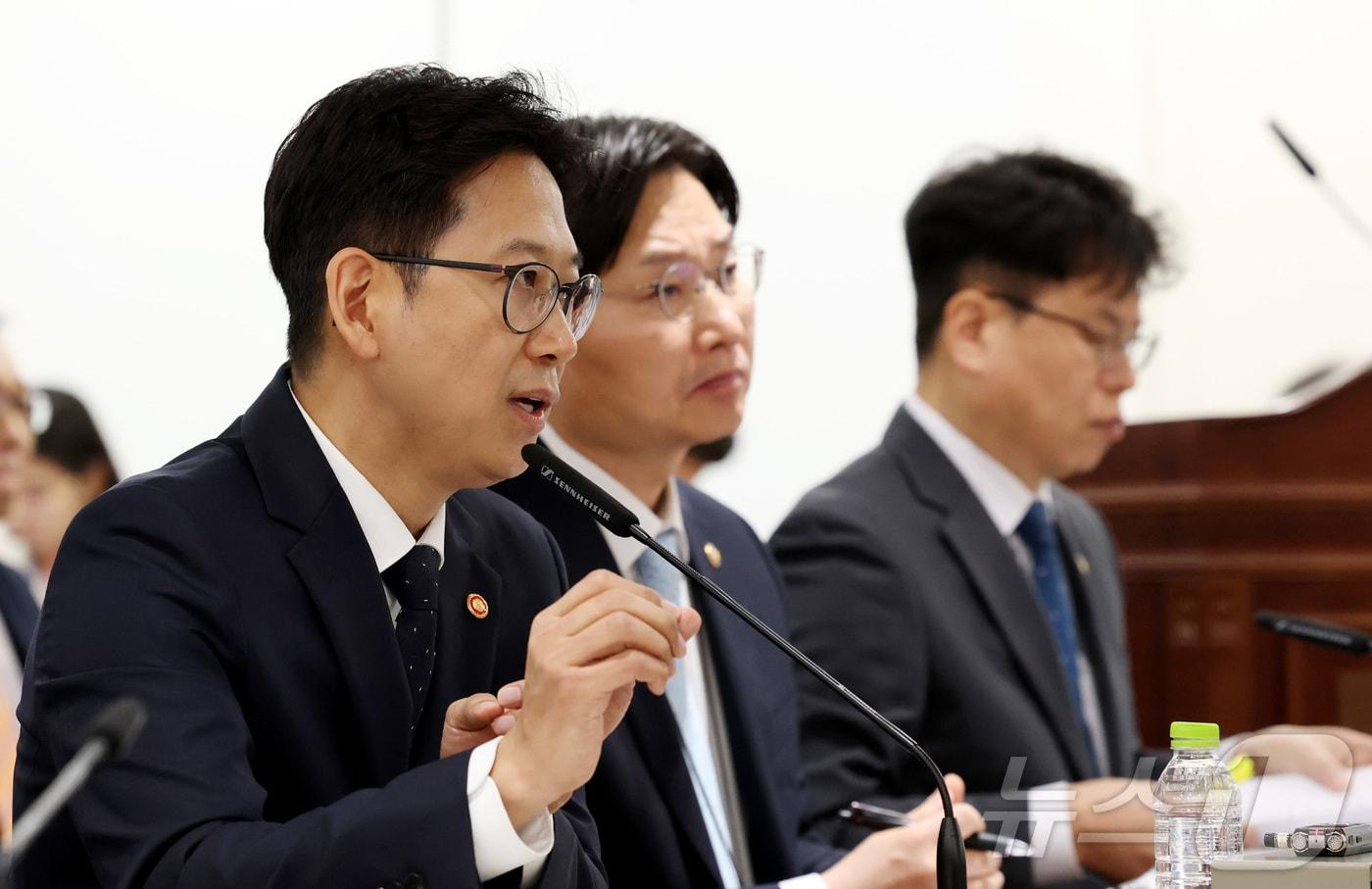 배경훈 부총리 겸 과학기술정보통신부 장관이 13일 세종시 정부세종청사에서 열린 국회 과학기술정보방송통신위원회의 과학기술정보통신부에 대한 국정감사를 진행하며 위원들의 질의에 답변하고 있다. 2025.10.13/뉴스1 ⓒ News1 김기남 기자