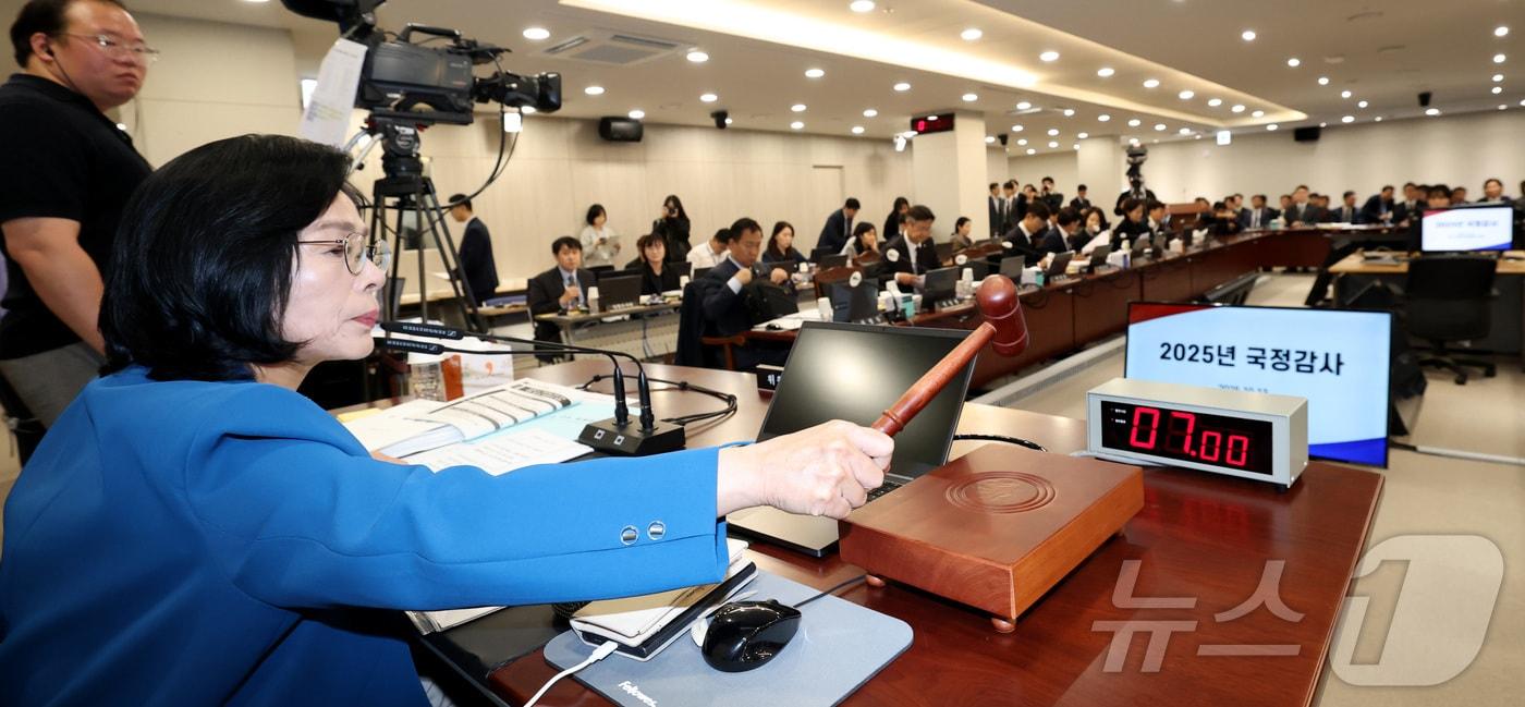 최민희국회 과학기술정보방송통신위원회 위원장이 13일 세종시 정부세종청사에서 열린 국회 과학기술정보방송통신위원회의 과학기술정보통신부에 대한 국정감사를 시작하며 의사봉을 두드리고 있다. 2025.10.13/뉴스1 ⓒ News1 김기남 기자
