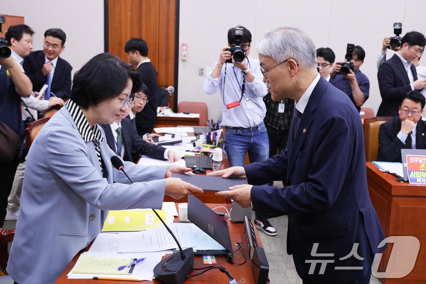 천대엽 법원행정처장이 13일 서울 여의도 국회에서 열린 법제사법위원회의 대법원 등에 대한 국정감사에서 선서문을 추미애 위원장에게 제출하고 있다. 2025.10.13/뉴스1 ⓒ News1 신웅수 기자
