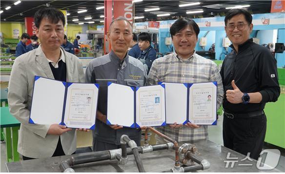 본문 이미지 - 울산폴리텍대학 에너지산업설비과 신중년특화과정 재학생 3명이 배관기능장, 용접기능장, 에너지관리기능장에 합격했다.&#40;왼쪽부터 서영민 씨&#40;배관기능장&#41;, 황두형 씨&#40;에너지관리기능장&#41;, 정대균 씨&#40;용접기능장&#41;, 권순두 지도교수&#41;.