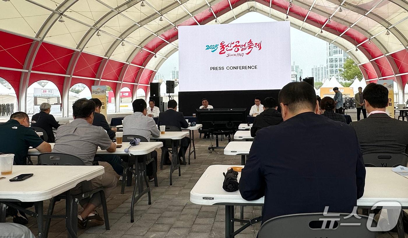 김두겸 울산시장이 13일 울산 남구 태화강국가정원 둔치에서 공업축제 기자 간담회를 하고 있다. 2025.10.13/뉴스1 ⓒ News1 조민주 기자