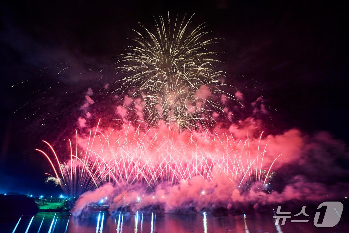  충주 &#39;호수 위 우주&#39; 공연 모습.&#40;충주시 제공. 재판매 및 DB금지&#41;/뉴스1