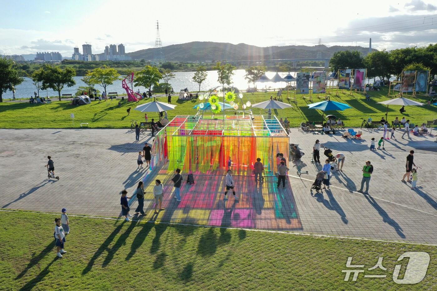 올해로 14회째를 맞은 달성 대구현대미술제가 지난 12일 성료했다. 낙동강 강정보 디아크 광장에 설치된 작품.&#40;대구 달성문화재단 제공. 재판매 및 DB금지&#41;