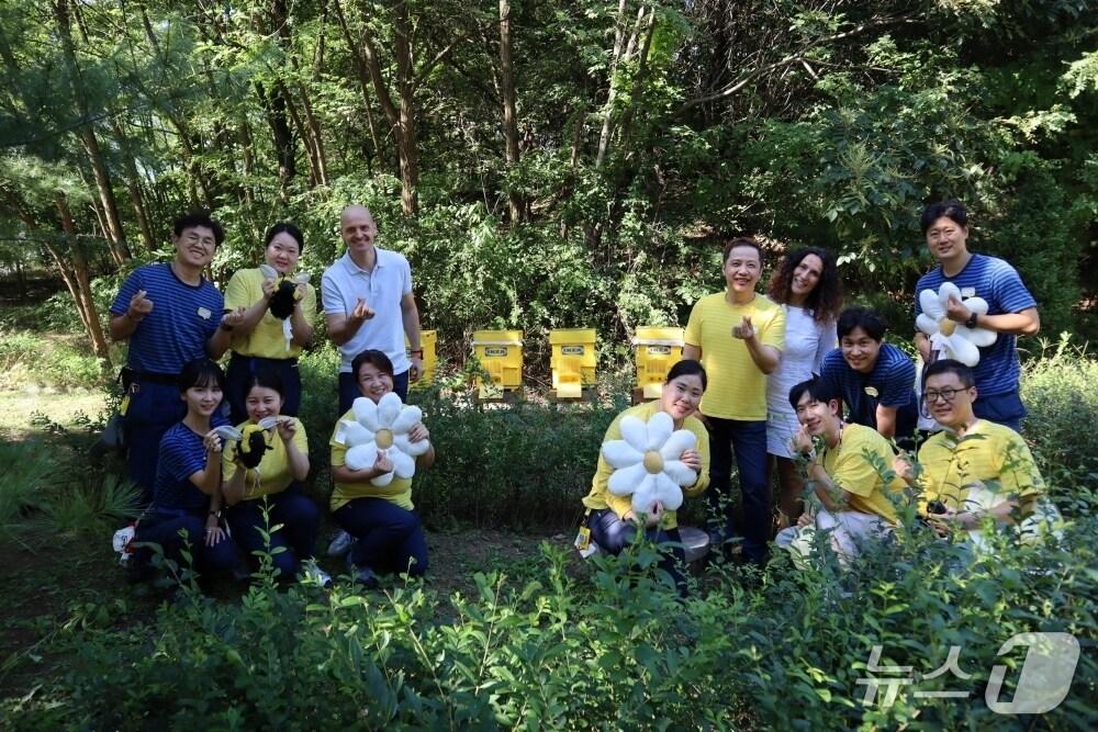 본문 이미지 - 도시 양봉장에서 꿀을 수확한 이케아 코리아 &#40;이케아 제공&#41;