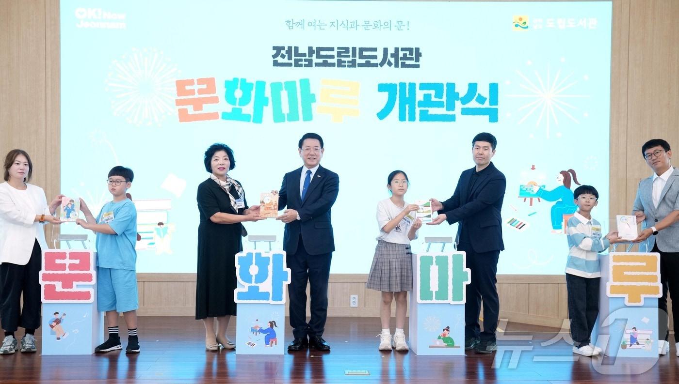 본문 이미지 - 김영록 전라남도지사가 13일 전남도립도서관에서 열린 복합문화공간 ‘문화마루’ 개관 행사에 참석해 주요내빈들과 퍼포먼스를 하고 있다.(전남도 제공. 재판매 및 DB금지) 2025.10.13/뉴스1 