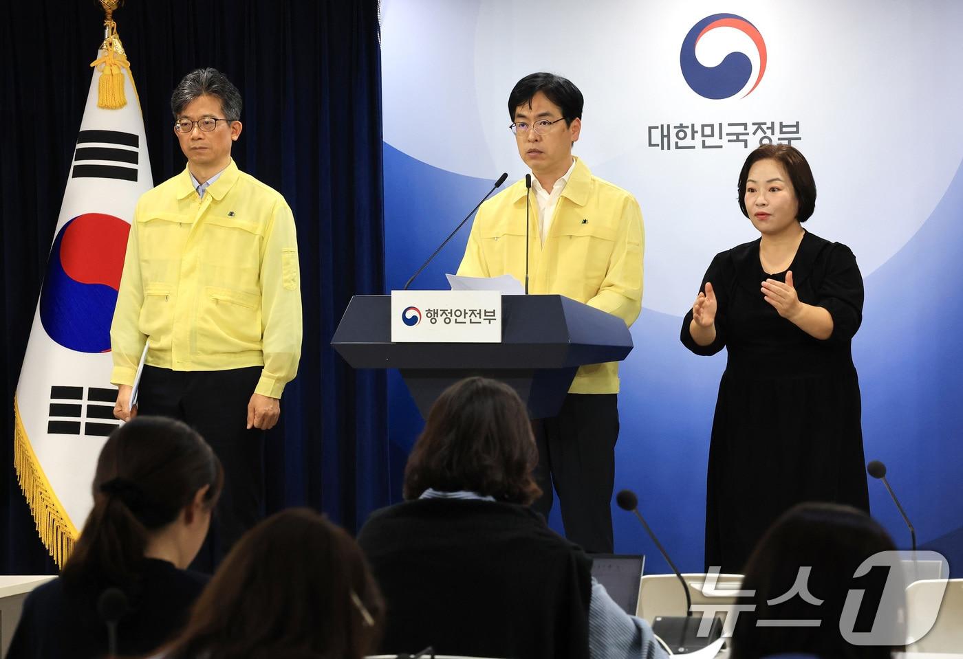 김민재 행정안전부 차관이 13일 서울 종로구 정부서울청사에서 국가정보자원관리원 행정정보시스템 화재 관련 중앙재난안전대책본부 브리핑을 하고 있다. 2025.10.13/뉴스1 ⓒ News1 임세영 기자