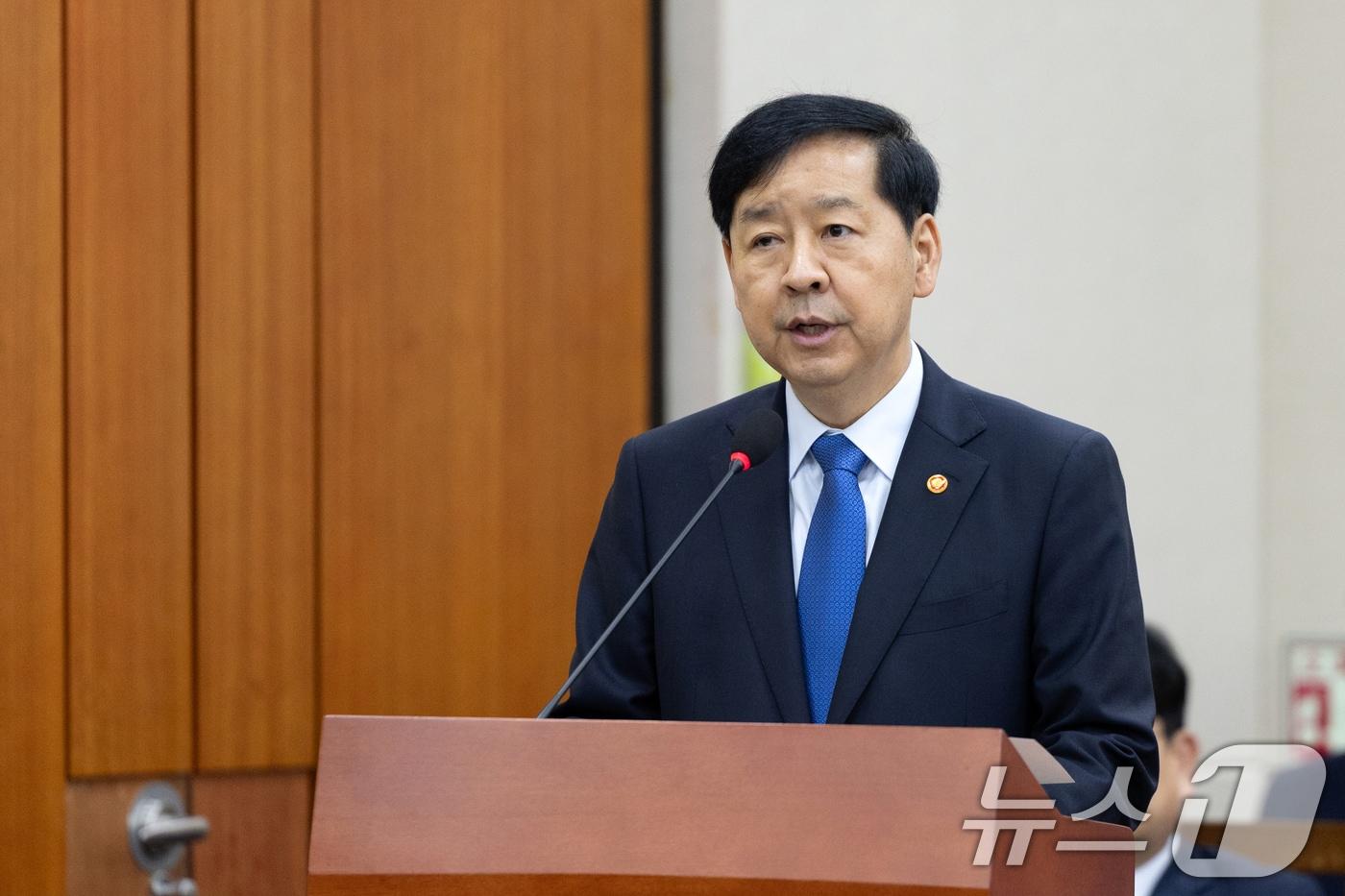 구윤철 경제부총리 겸 기획재정부 장관이 13일 서울 여의도 국회에서 열린 기획재정위원회 국정감사에 출석해 인사말하고 있다. 2025.10.13/뉴스1 ⓒ News1 이승배 기자