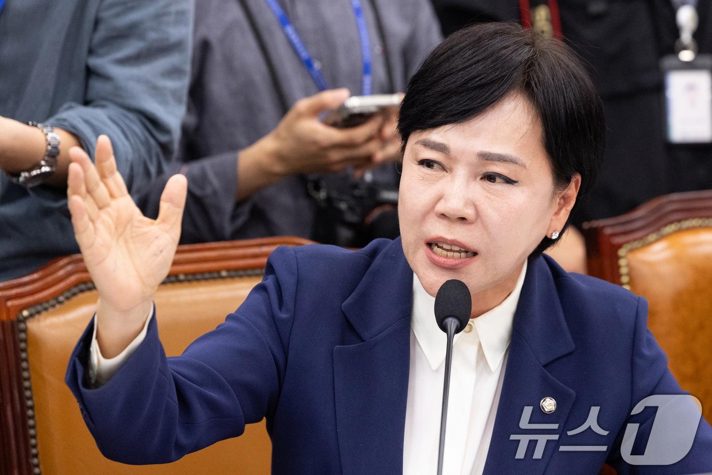 전현희 더불어민주당 의원이 지난 13일 서울 여의도 국회에서 열린 법제사법위원회의 대법원 등에 대한 국정감사에서 질의하고 있다. 2025.10.13/뉴스1 ⓒ News1 이승배 기자