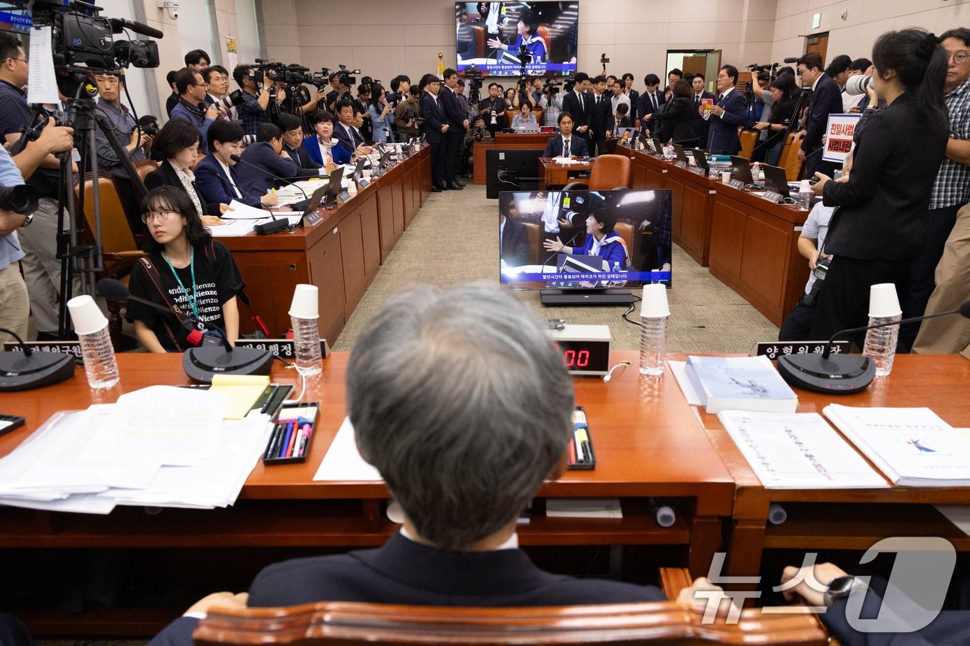 지난 13일 서울 여의도 국회에서 열린 법제사법위원회의 대법원 등에 대한 국정감사에서 조희대 대법원장 이석과 관련해 국민의힘 위원들이 위원장석에서 항의하고 있다. 2025.10.13/뉴스1 ⓒ News1 이승배 기자