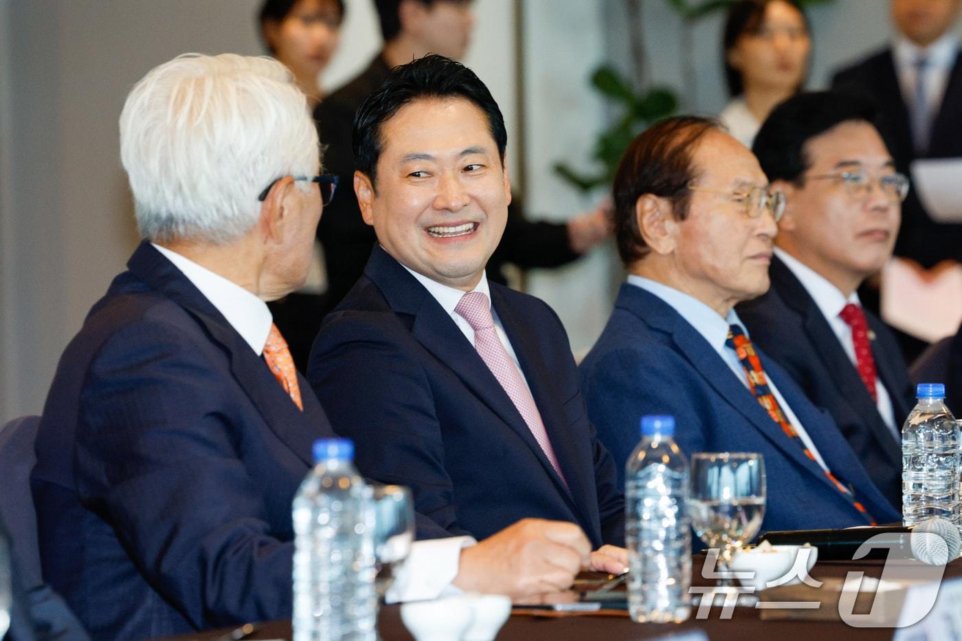 장동혁 국민의힘 대표가 13일 서울 영등포구 백원 서울시티클럽에서 열린 상임고문단 회의에 참석해 정의화 상임고문과 대화하고 있다. 2025.10.13/뉴스1 ⓒ News1 안은나 기자