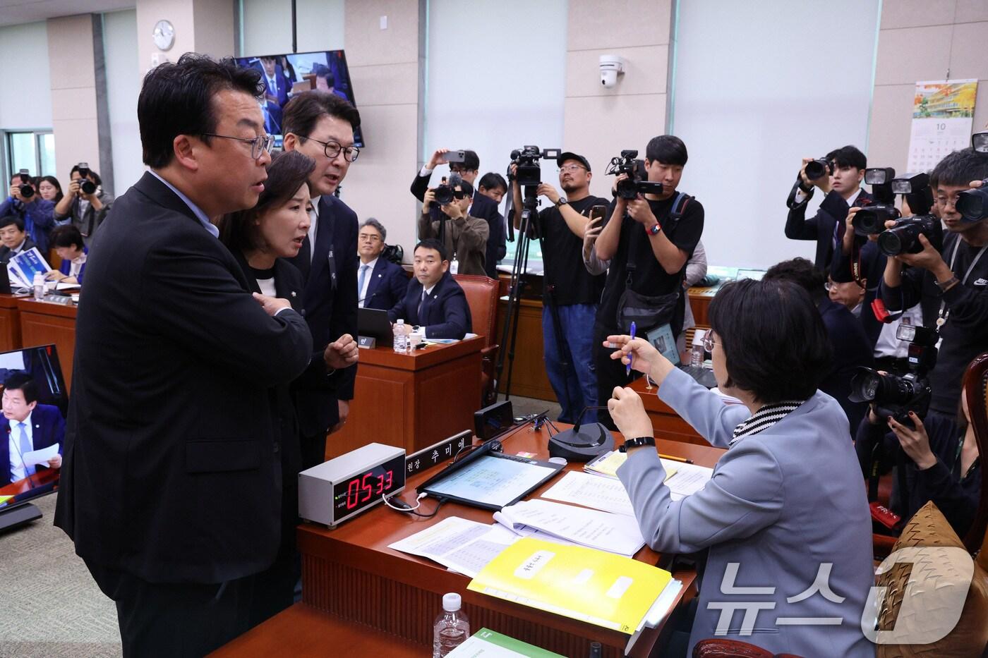 나경원 의원을 비롯한 국민의힘 법사위원들이 13일 서울 여의도 국회에서 열린 법제사법위원회의 대법원 등에 대한 국정감사에서 추미애 위원장에게 항의하고 있다. 2025.10.13/뉴스1 ⓒ News1 신웅수 기자