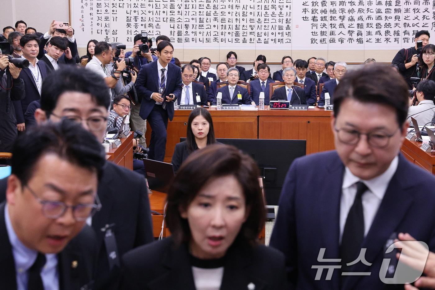 나경원 의원을 비롯한 국민의힘 법사위원들이 13일 서울 여의도 국회에서 열린 법제사법위원회의 대법원 등에 대한 국정감사에서 추미애 위원장에게 항의하는 가운데 조희대 대법원장이 자리하고 있다. 2025.10.13/뉴스1 ⓒ News1 신웅수 기자