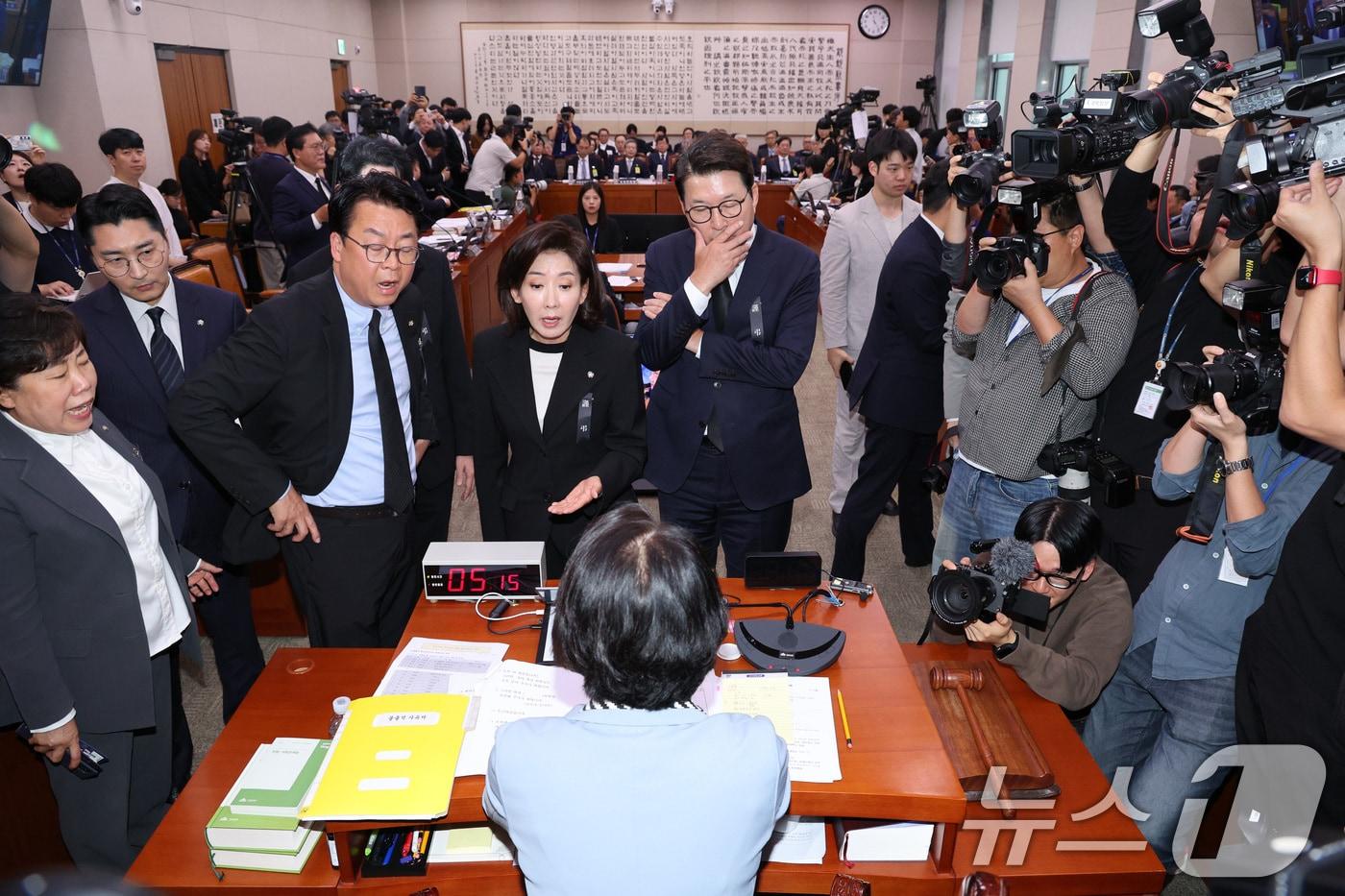 나경원 의원을 비롯한 국민의힘 법사위원들이 지난달 13일 서울 여의도 국회에서 열린 법제사법위원회의 대법원 등에 대한 국정감사에서 조희대 대법원장 이석과 관련해 추미애 위원장에게 항의하고 있다. 2025.10.13/뉴스1 ⓒ News1 신웅수 기자