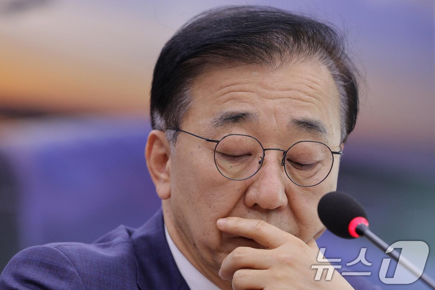 김윤덕 국토교통부 장관이 13일 서울 여의도 국회 국토교통위원회에서 열린 국토교통부 등에 대한 국정감사에서 생각에 잠겨 있다. 2025.10.13/뉴스1 ⓒ News1 신웅수 기자