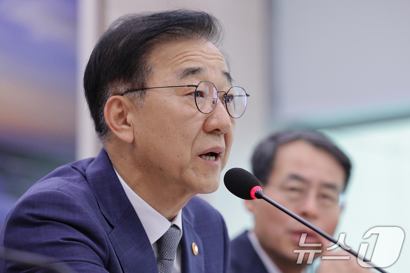 김윤덕 국토교통부 장관이 13일 서울 여의도 국회 국토교통위원회에서 열린 국토교통부 등에 대한 국정감사에서 의원 질의에 답변하고 있다. 2025.10.13/뉴스1 ⓒ News1 신웅수 기자