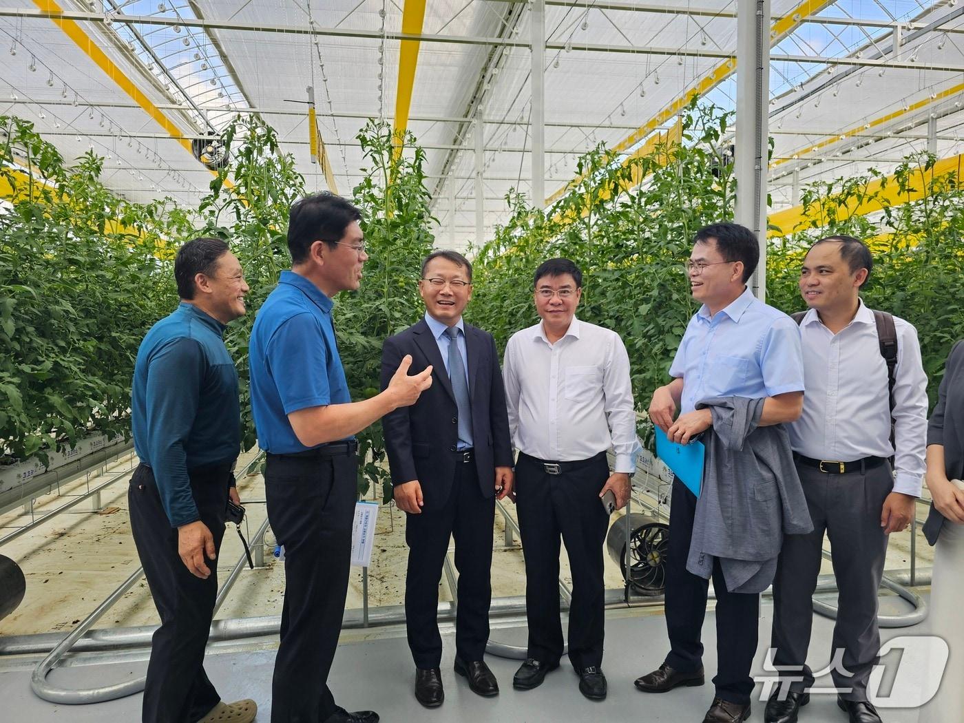 본문 이미지 - 전북 임실군의 자매결연 도시인 베트남 뚜옌꽝성 대표단이 계절근로자 고용 농가를 방문했다.&#40;임실군제공. 재판매 및 DB금지&#41;2025.10.13/뉴스1