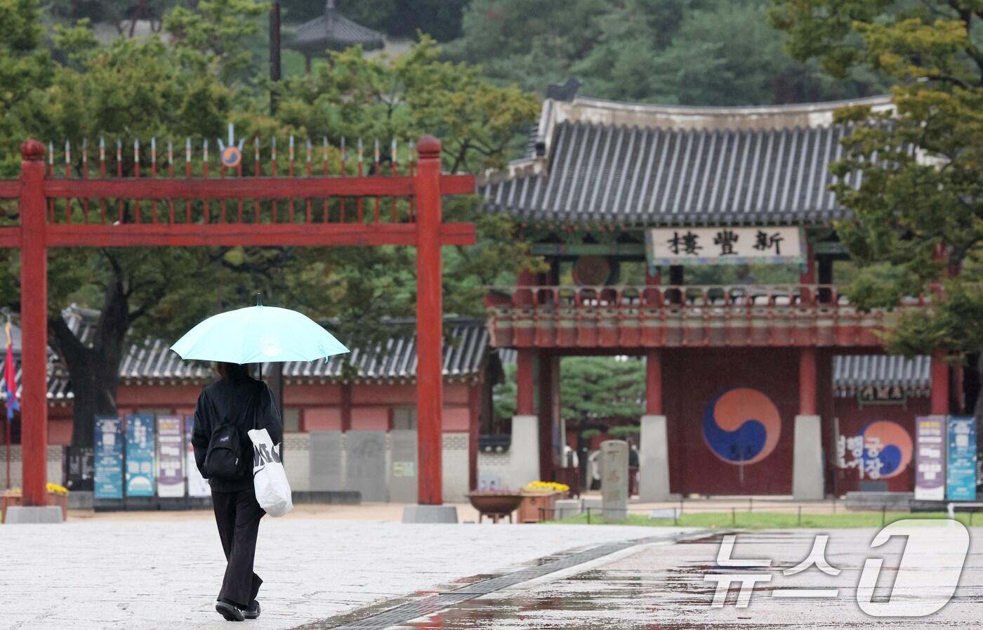 수도권에 곳곳에 비가 내리고 있는 13일 경기 수원시 팔달구 수원화성 화성행궁 인근에서 시민들이 우산을 쓰고 걸어가고 있다. 2025.10.13/뉴스1 ⓒ News1 김영운 기자