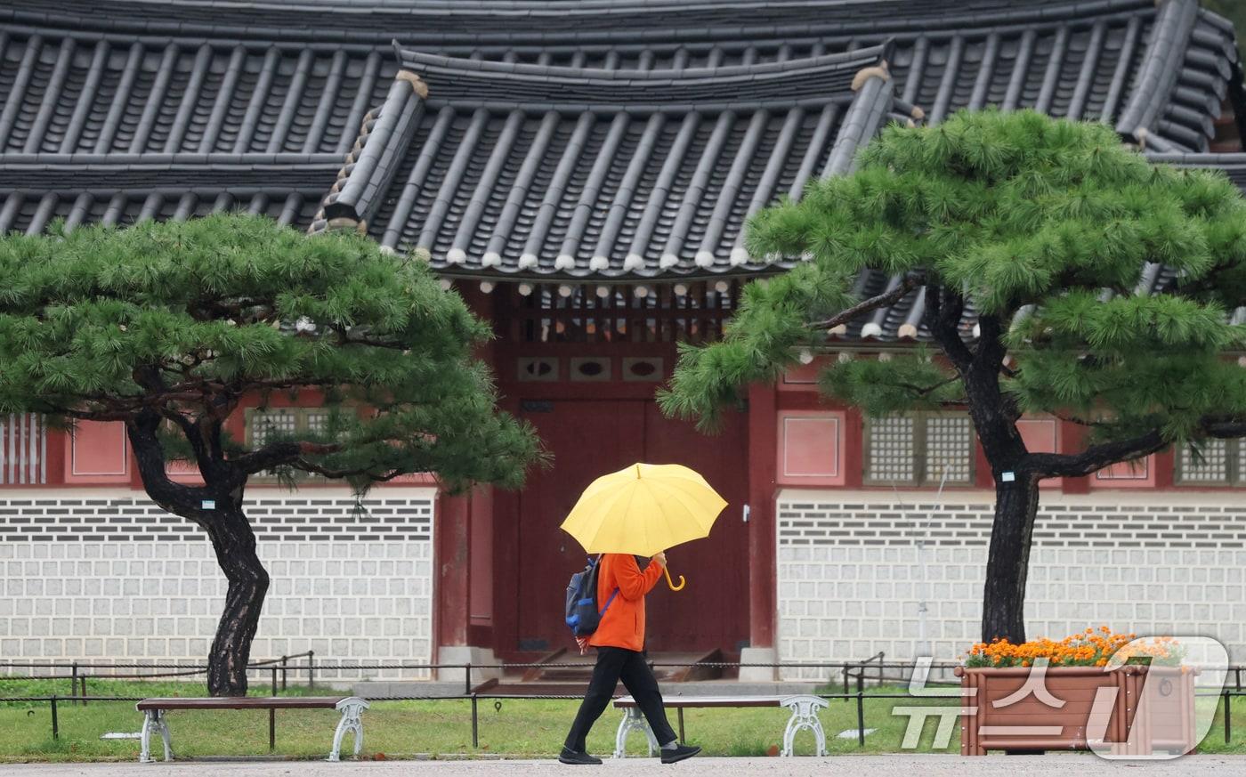 수도권에 곳곳에 비가 내리고 있는 13일 경기 수원시 팔달구 수원화성 화성행궁 인근에서 시민들이 우산을 쓰고 걸어가고 있다. 2025.10.13/뉴스1 ⓒ News1 김영운 기자