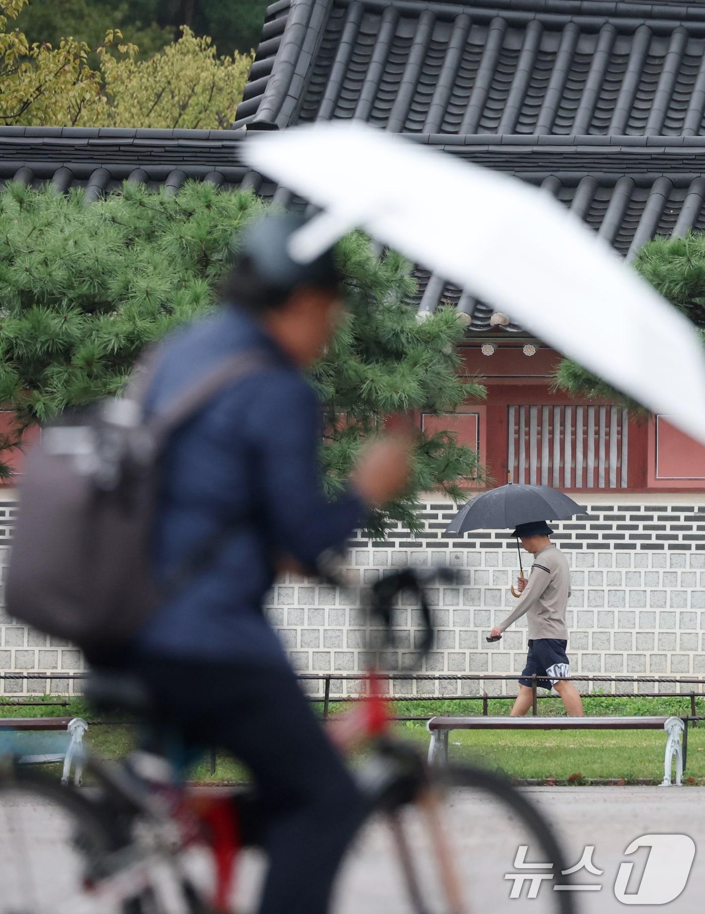 본문 이미지 - 시민들이 우산을 쓰고 걸어가고 있다. ⓒ News1 김영운 기자&#40;사진은 기사 내용과 무관함&#41;