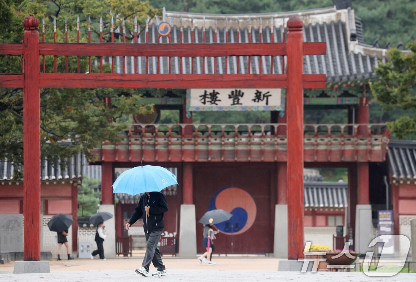 수도권에 곳곳에 비가 내리고 있는 13일 경기 수원시 팔달구 수원화성 화성행궁 인근에서 시민들이 우산을 쓰고 걸어가고 있다. 2025.10.13/뉴스1 ⓒ News1 김영운 기자