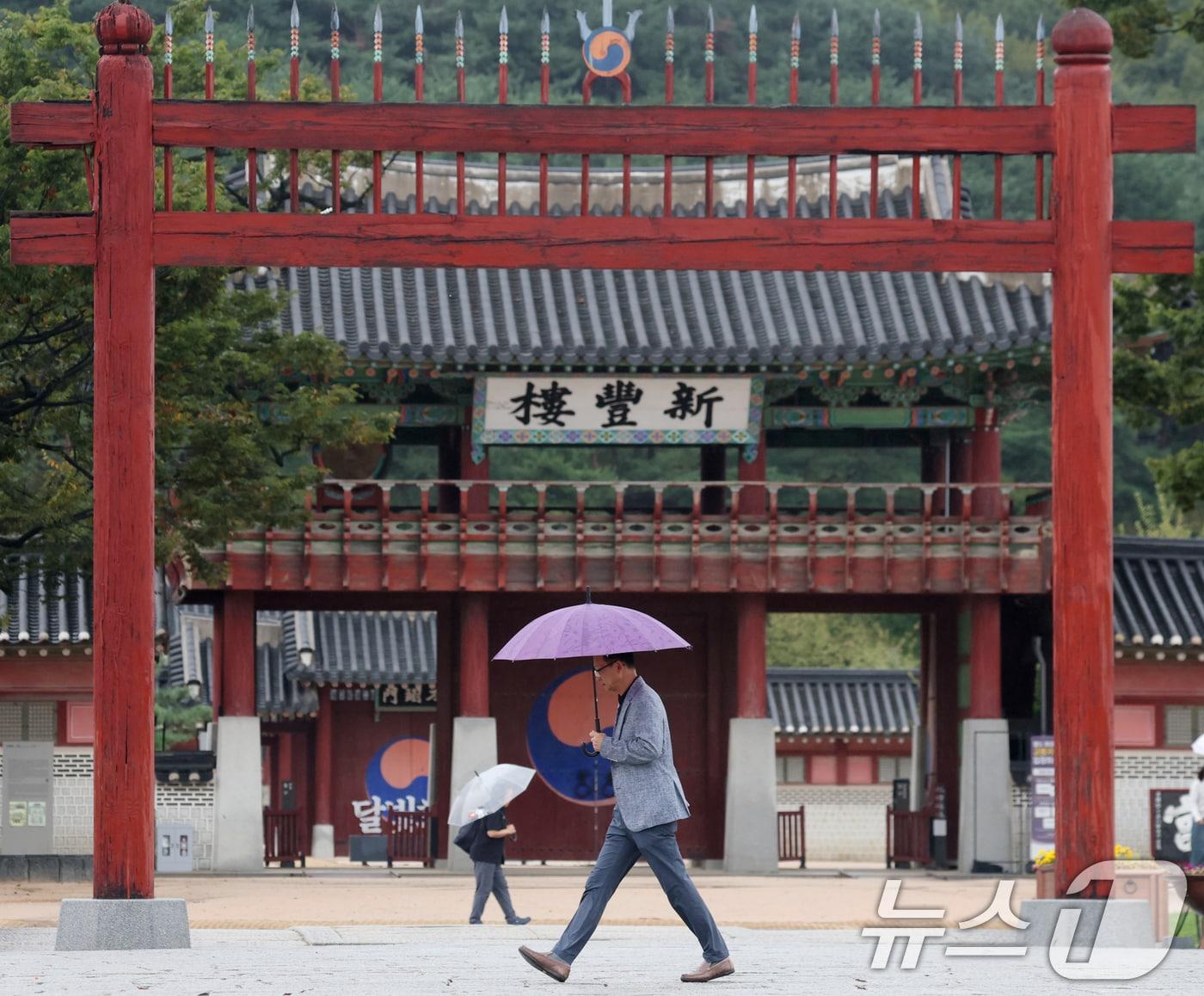 본문 이미지 - 수도권에 곳곳에 비가 내리고 있는 13일 경기 수원시 팔달구 수원화성 화성행궁 인근에서 시민들이 우산을 쓰고 걸어가고 있다. 2025.10.13/뉴스1 ⓒ News1 김영운 기자