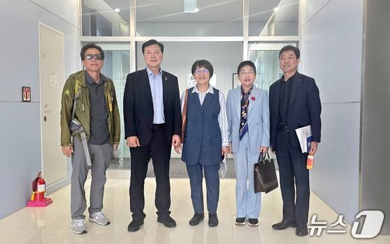 본문 이미지 -  지난달 9일 조계원 국회의원&#40;왼쪽 2번째&#41;과 여수시의회 백인숙 의장&#40;오른쪽 2번째&#41; 등 전남 여수지역 정치권이 권태선 방송문화진흥회 이사장&#40;권태선&#41;을 만나 여수MBC 순천 이전 문제에 대한 깊은 우려와 반대 입장을 전달했다&#40;여수시의회 제공&#41; 