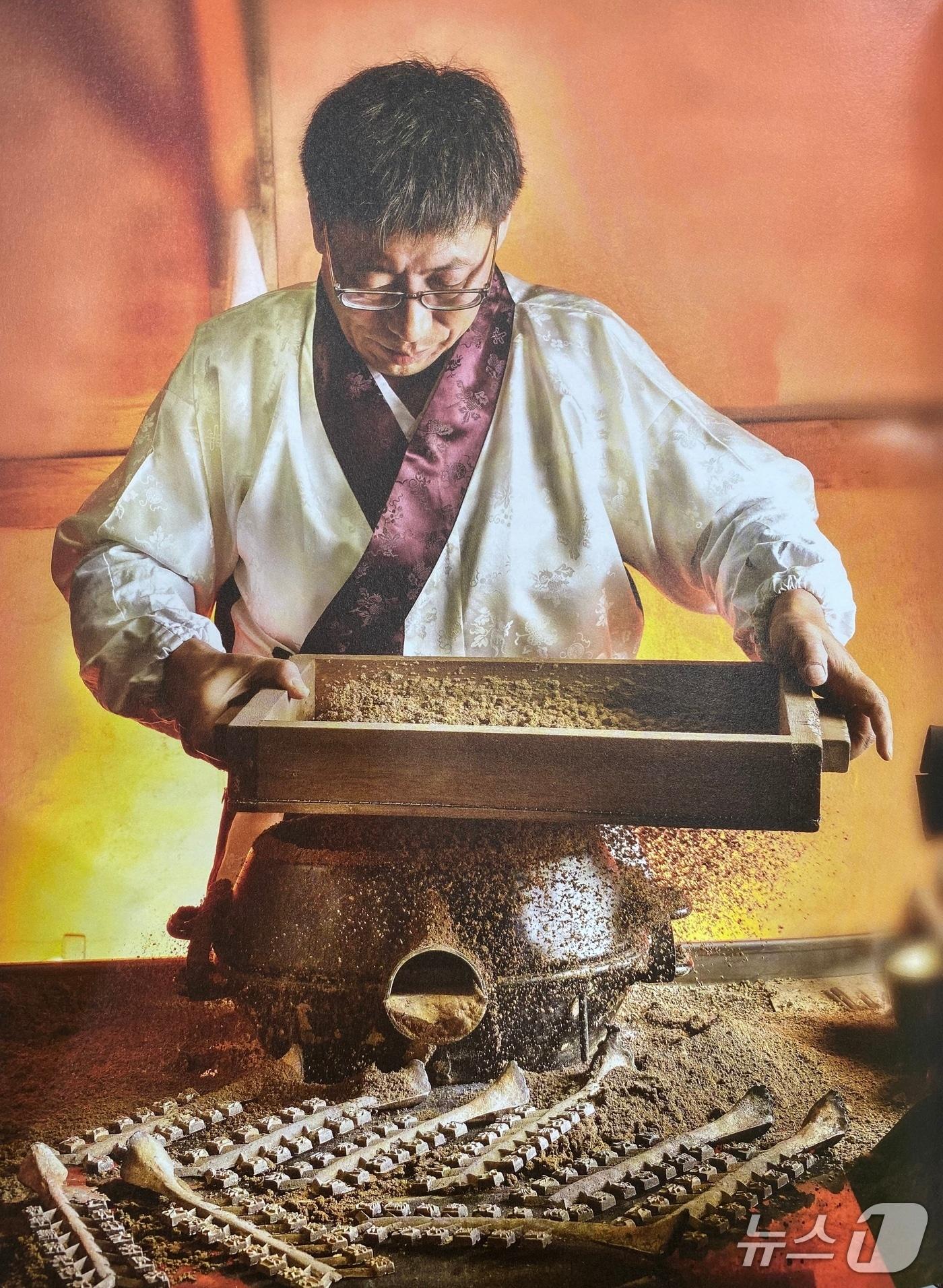 본문 이미지 - 종합대상 수상자 임인호 금속활자장.(CJB청주방송 제공. 재판매 및 DB금지)/뉴스1