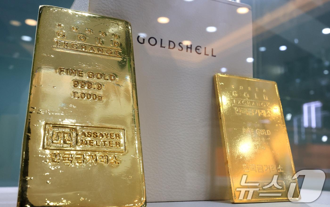 국제 금값과 은값이 연일 사상 최고치를 갱신하고 있는 13일 서울 종로구 한국금거래소에 골드바가 진열돼 있다. 올해 들어 금 가격은 54%, 은은 70% 넘게 급등하며 금은 온스당 4000달러, 은은 온스당 50달러를 돌파했다. 2025.10.13/뉴스1 ⓒ News1 이호윤 기자