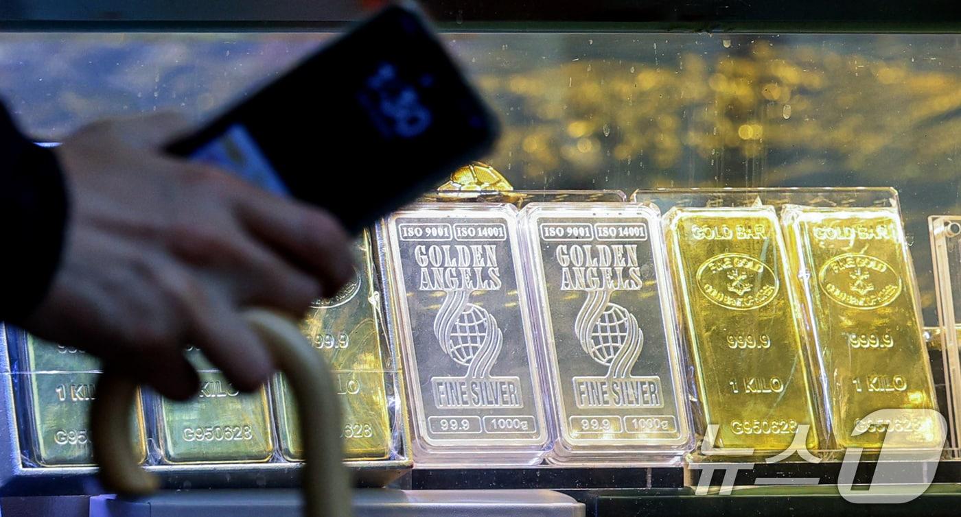 서울 종로구 한 금은방에 금과 은 제품들이 진열돼 있다. 2025.10.13/뉴스1 ⓒ News1 이호윤 기자