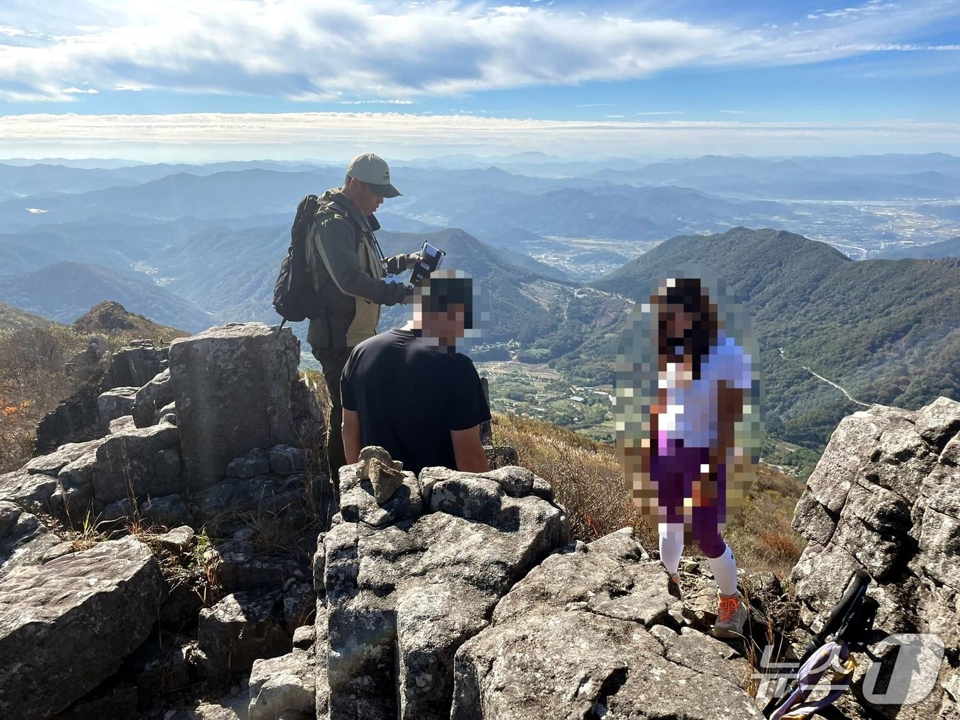 본문 이미지 - 낙타봉 인근 출입금지 구역 단속 사진. &#40;무등산국립공원 동부사무소 제공. 재판매 및 DB 금지&#41;