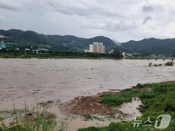 본문 이미지 -  지난 9월 집중호우로 침수된 충주 단월강수욕장 모습.&#40;자료사진&#41;/뉴스1