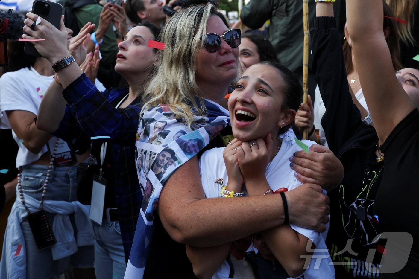 이스라엘 시민들이 텔아비브 인질 광장에서 13일&#40;현지시간&#41; 가자지구에 억류됐던 이스라엘 인질의 송환을 기다리고 있다. 2025.10.13 ⓒ 로이터=뉴스1 ⓒ News1 김경민 기자