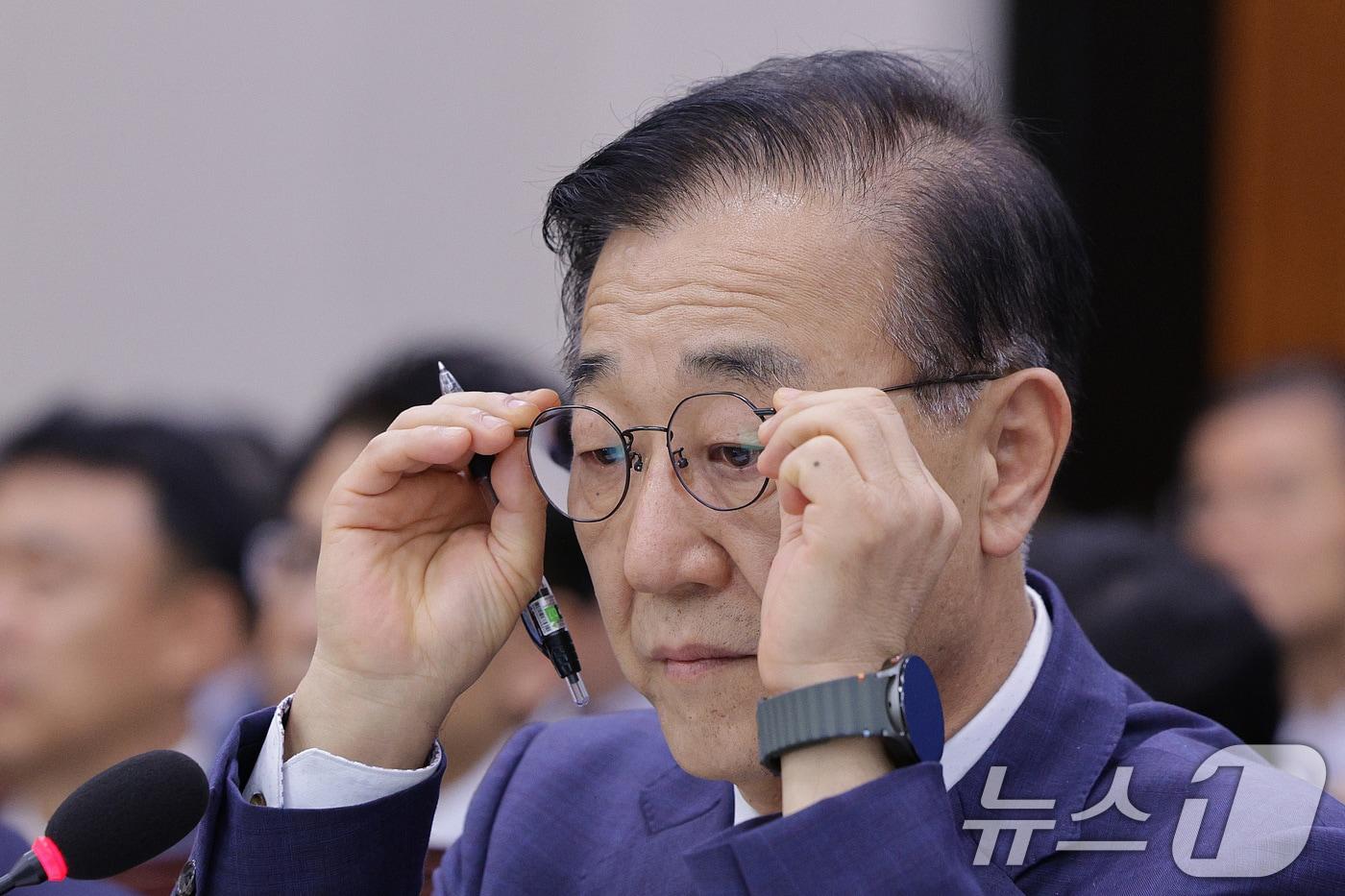 김윤덕 국토교통부 장관이 13일 서울 여의도 국회 국토교통위원회에서 열린 국토교통부 등에 대한 국정감사에서 안경을 고쳐쓰고 있다. 2025.10.13/뉴스1 ⓒ News1 신웅수 기자